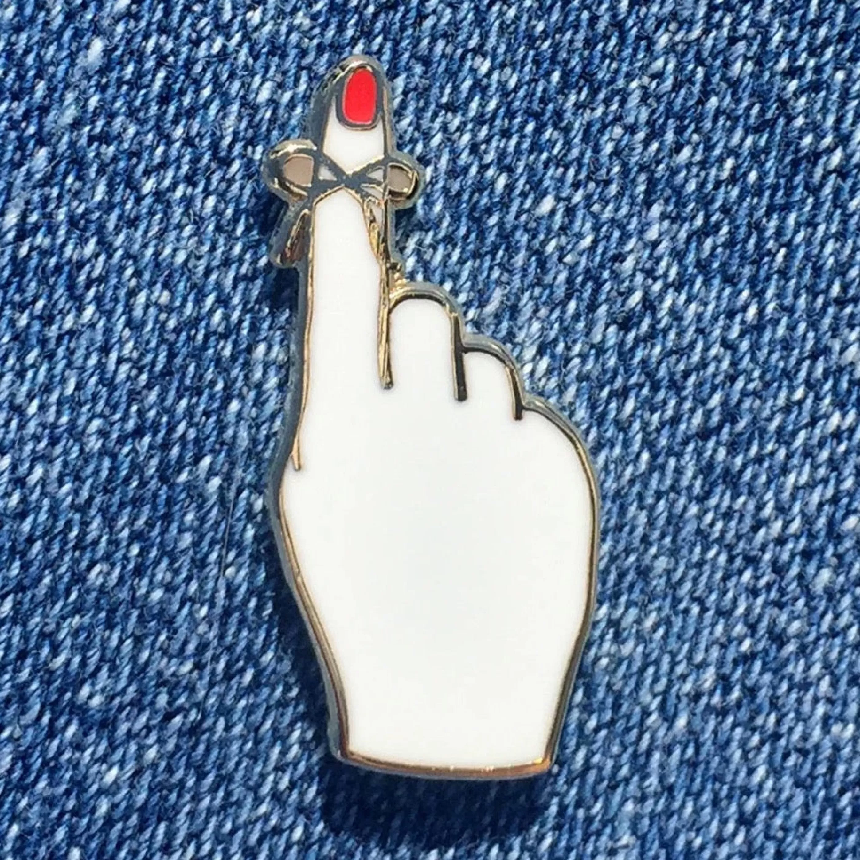 Near Modern Disaster Pins, Patches & Keychains>Finger String Don'T Forget Enamel Pin